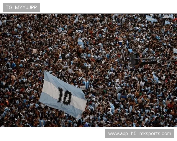 球迷疯狂支持，现场气氛火热！，球迷疯狂庆祝照片